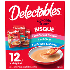 Chat dégustant la bisque Delectables à lécher, moment de plaisir et hydratation facile.