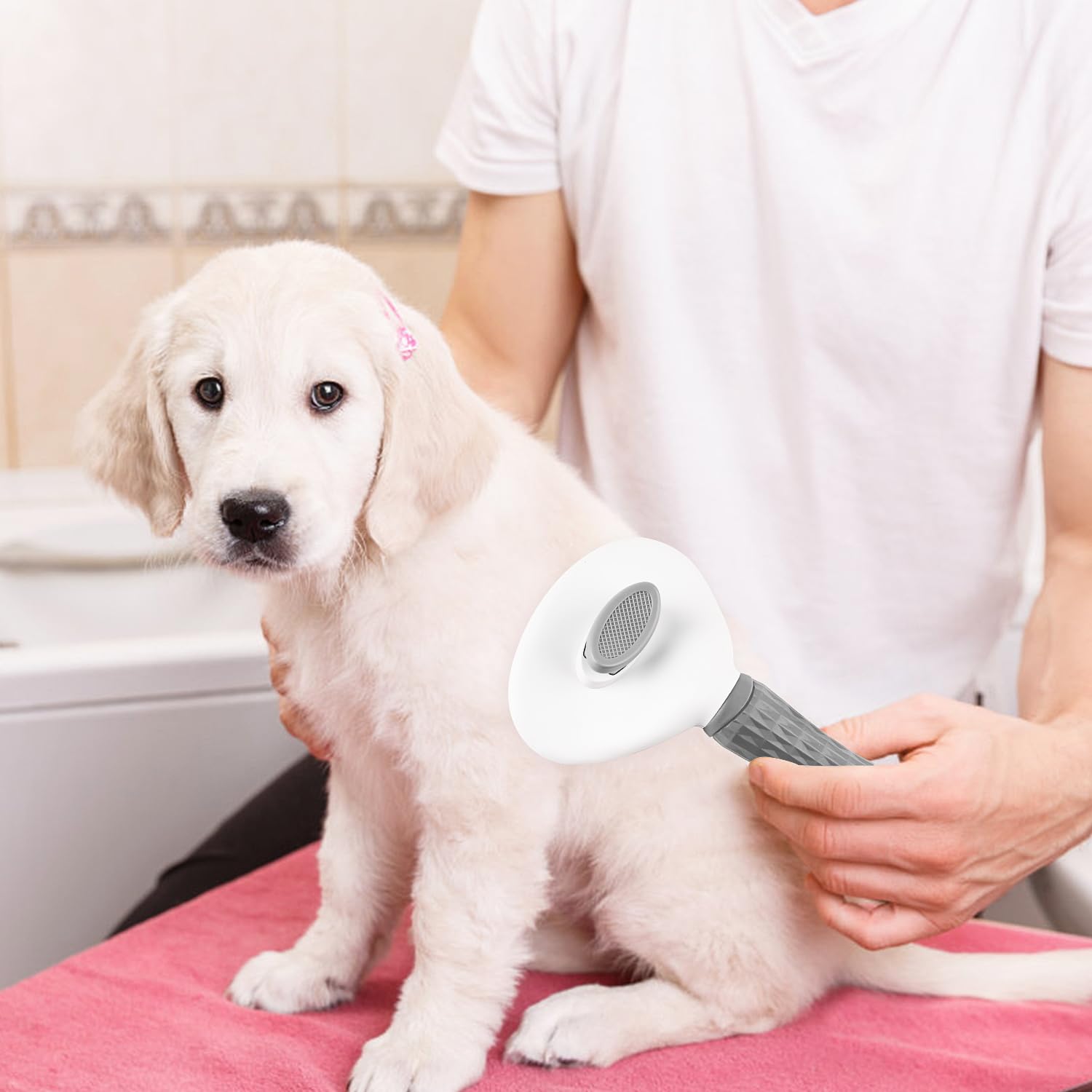 Depets brosse slicker gris montre le nettoyage facile après l’utilisation.