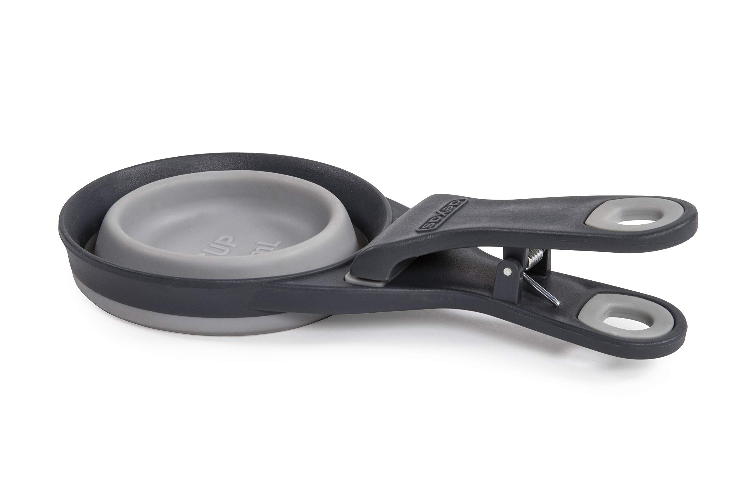 Dexas KlipScoop utilisé comme clip sur le sac d’aliments pour chien.