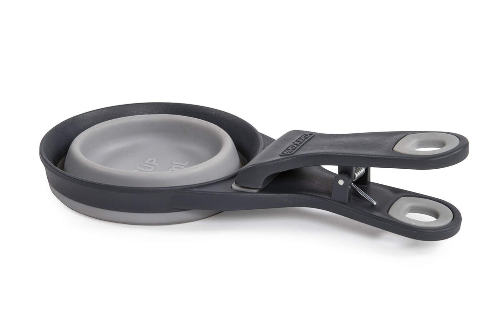 Dexas KlipScoop utilisé comme clip sur le sac d’aliments pour chien.