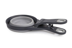 Dexas KlipScoop utilisé comme clip sur le sac d’aliments pour chien.