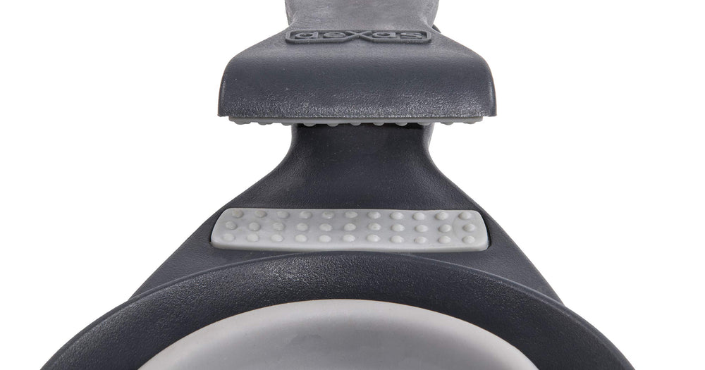 Dexas KlipScoop plié pour un rangement compact lors de voyage.