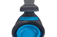 Dexas KlipScoop design pliable et compact pour le rangement lors des voyages.