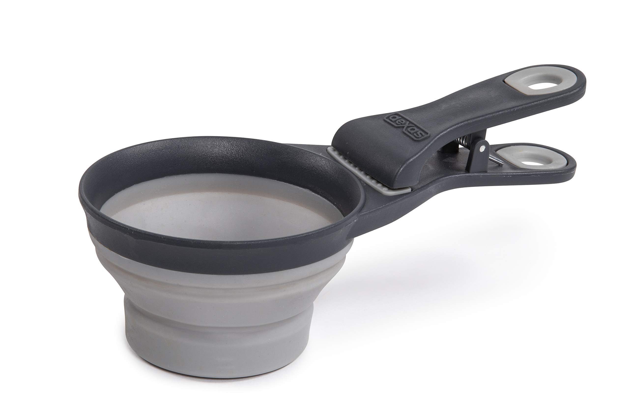 Dexas KlipScoop en action: doseur pliable prêt pour les portions.