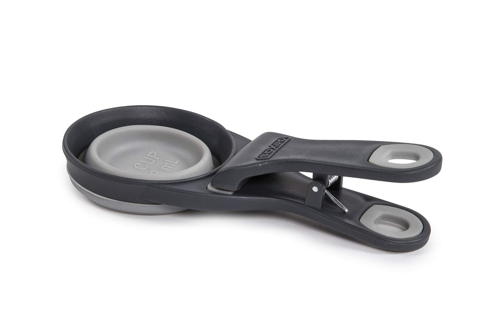 Dexas KlipScoop scelle le sac pour garder les croquettes fraîches.