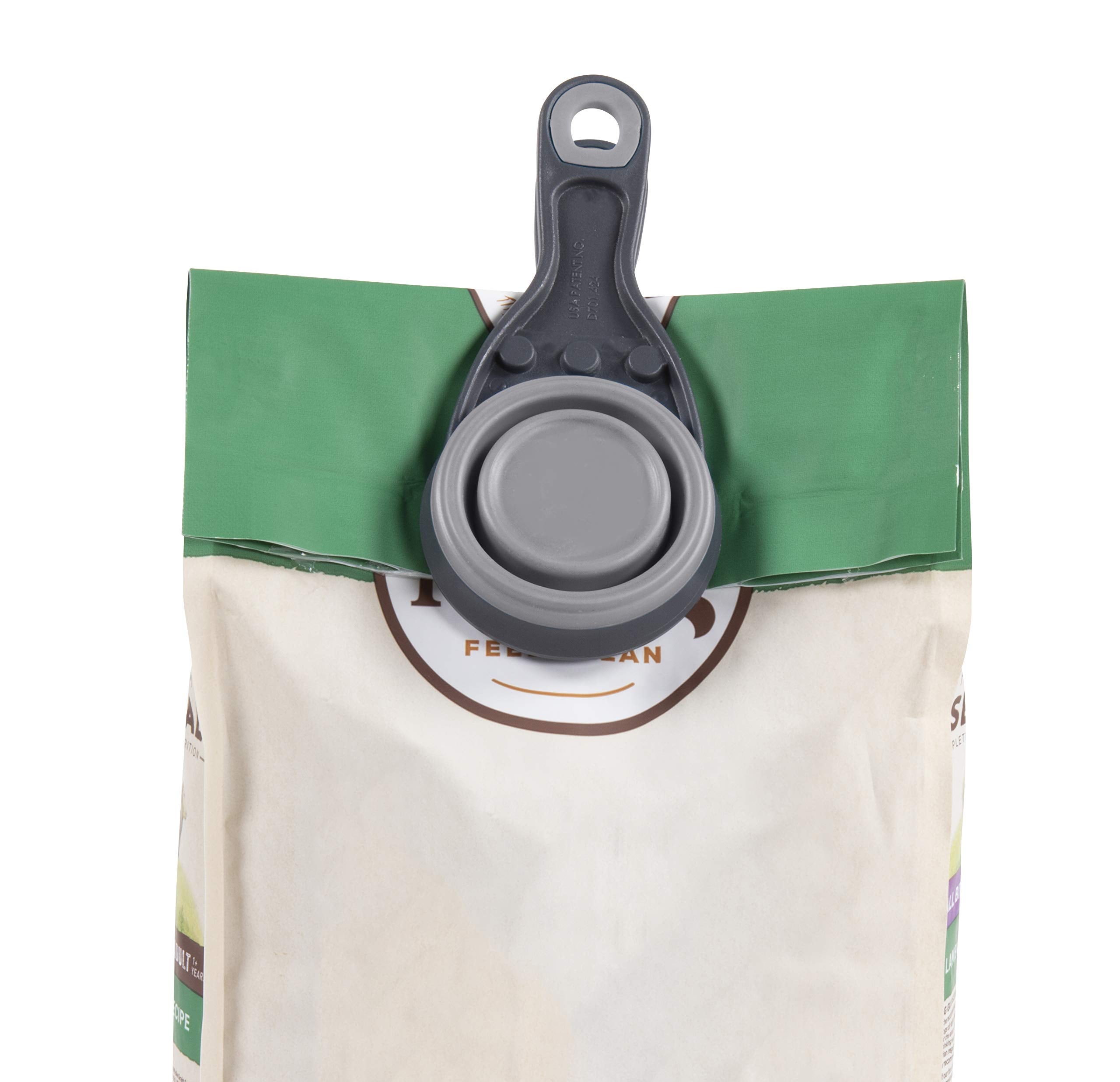 Utilisation pratique en voyage avec Dexas KlipScoop pour croquettes.