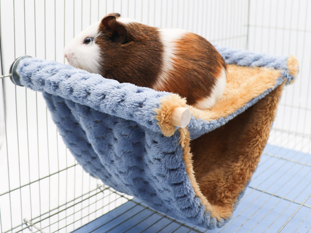 Hamac double couche Dnoifne dans une cage, favorise repos et jeux.