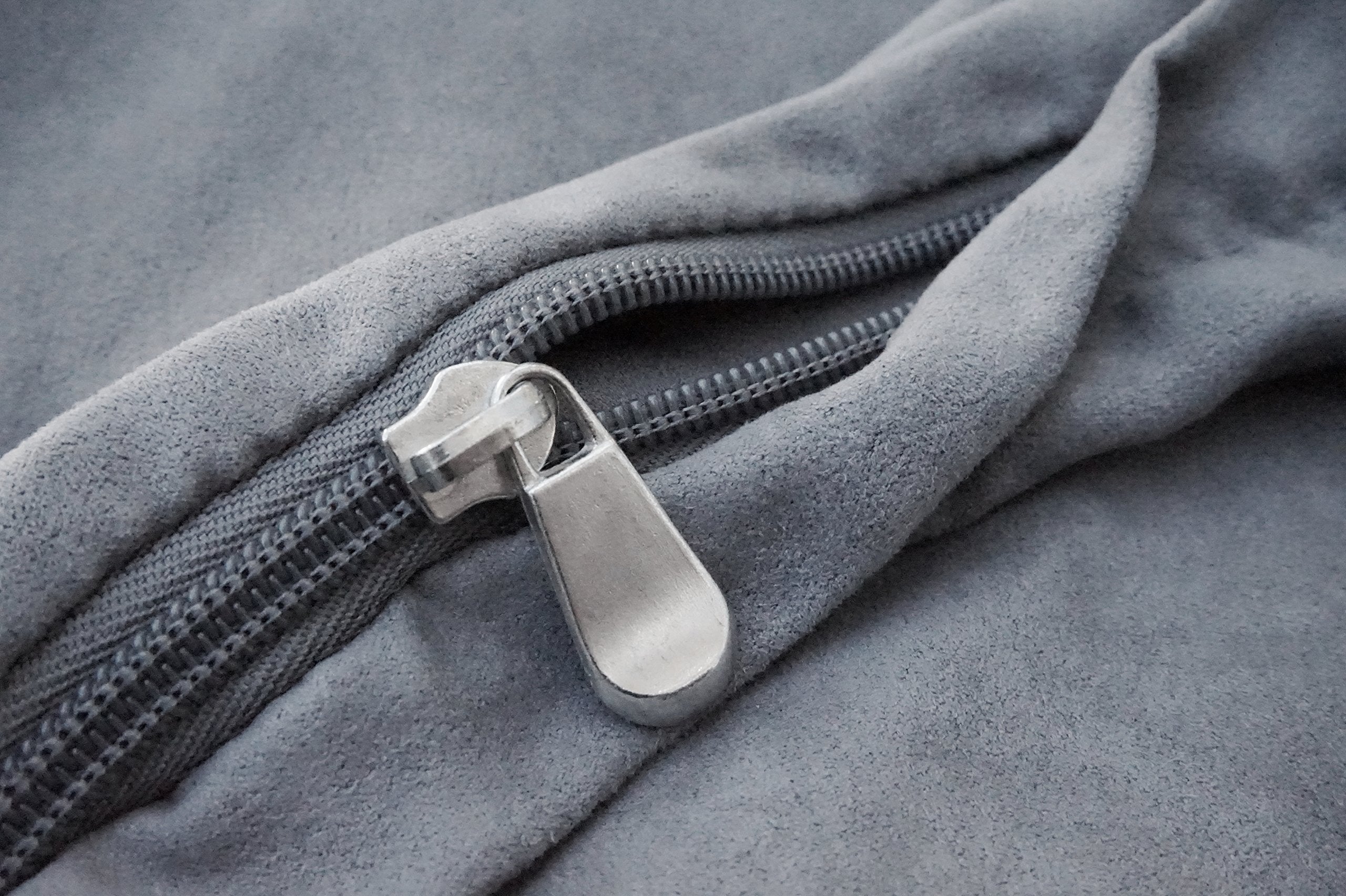 Fermeture cachee gris Dogbed4less, durable et resistant au lavage.