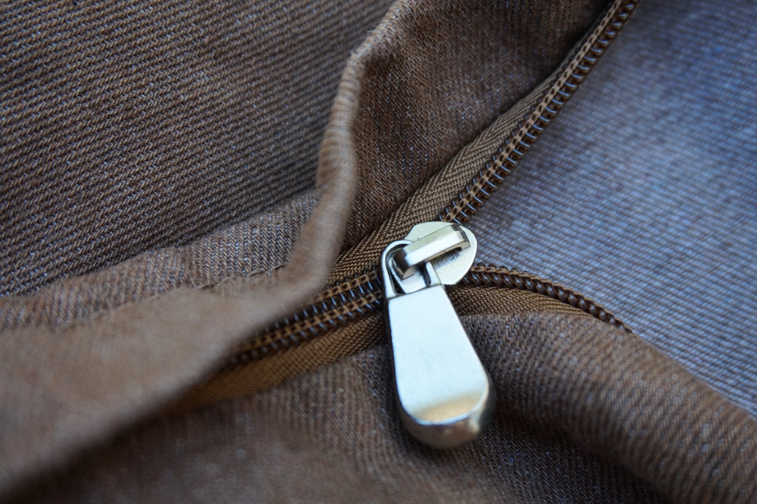 Dogbed4less - fermeture zippee denim brun gusset, accessoire robuste et facile à nettoyer.