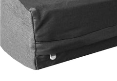 Housse Dogbed4less extérieure en canvas noir protégeant le coussin du chien.
