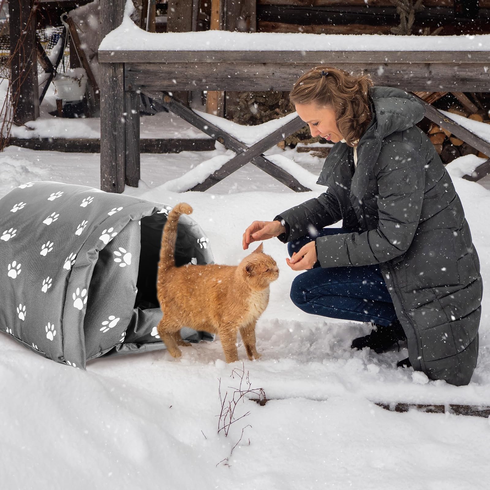 DoubleFill: maison chat exterieur durable, design élégant s’intégrant au jardin.