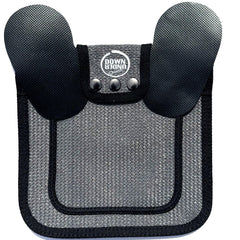 Selle DOWN UNDER OUTDOORS pour poules en maille grise avec sangles réglables.