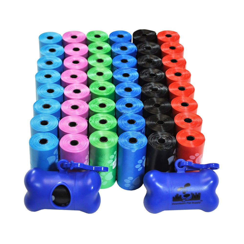 Distributeur en os Downtown Pet Supply avec motif arc‑en‑ciel et empreintes, pratique en balade.