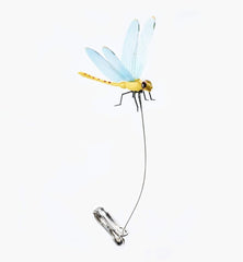 Dragonfly Wingman protège les chevaux à l’extérieur près d’un paddock.