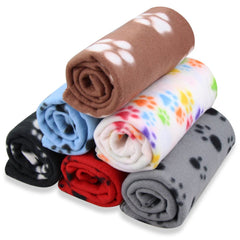 Couverture EAGMAK en flanelle marron, toucher doux sur le canapé.