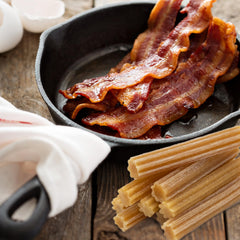 Chien qui mâche EcoKind Bacon Churro, ideal pour l occupation interieur et exterieur.