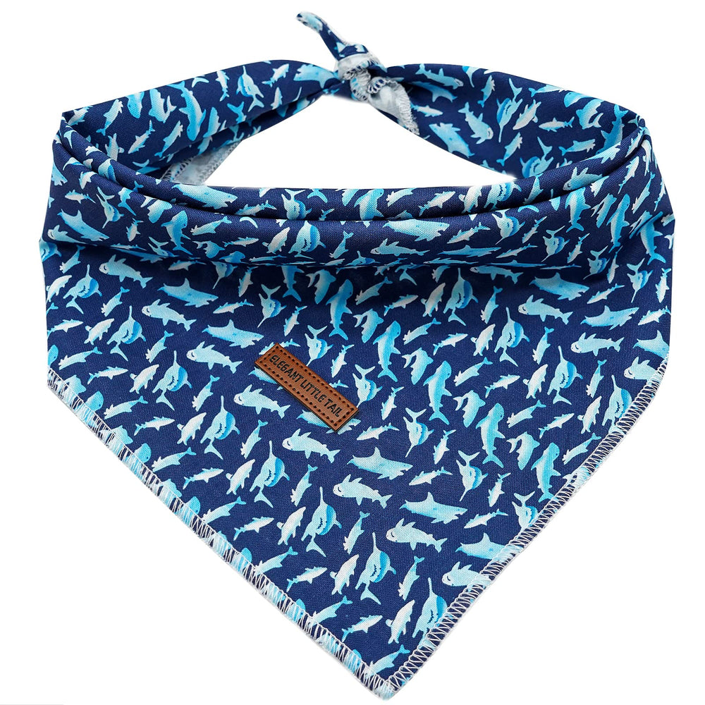 Bandana Elegant Little Tail imprimé requin, idéal pour séances photo et sorties.