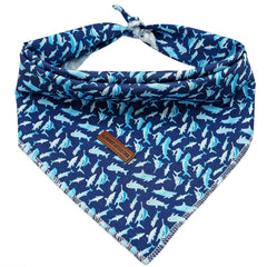 Bandana Elegant Little Tail imprimé requin, idéal pour séances photo et sorties.