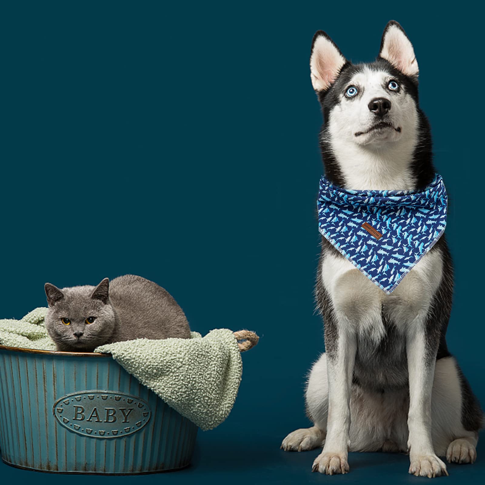 Bandana taille grand Elegant Little Tail réglable pour chiens plus grands.