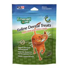 Friandises dentaires Emerald Pet en action, mâchées par le chat pour une action croquante.