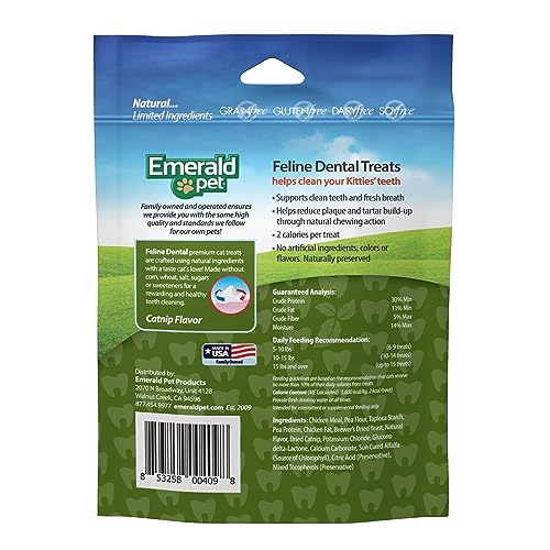 Chat avec haleine plus fraîche possiblement due à l’ingrédient actif naturel d’Emerald Pet.