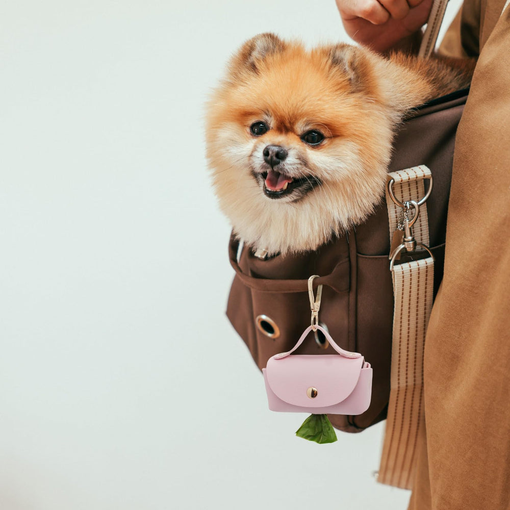 ENWIQUE distributeur sacs crottes compact rose, se glisse dans le sac