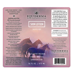 Application de la lotion EQUIDERMA sur le cheval avec une éponge.