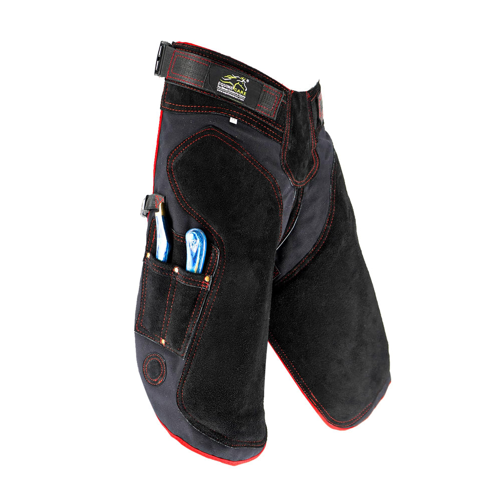 Protection cuisses et genoux avec tablier Equine Care durant les ferrages