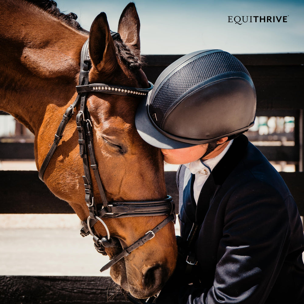 Cheval en compétition avec Équithrive Complete, potentiel soutien articulations et endurance.