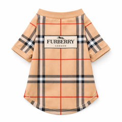Everything Chic t-shirt chien luxe : détail imprimé designer qui attire l’œil.