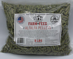 Family Farm and Feed alfalfa pellets odeur fraîche rappelant l'herbe coupée, agréable.