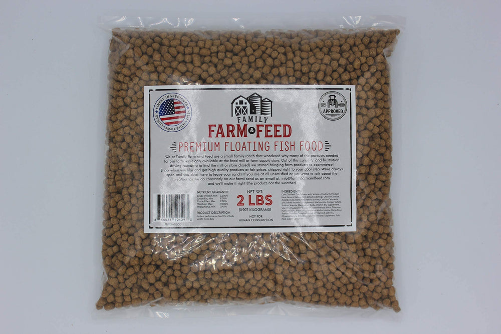 FAMILY FARM AND FEED – koi en étang dégusant des pellets, nourrissage simple et efficace.