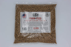 FAMILY FARM AND FEED – koi en étang dégusant des pellets, nourrissage simple et efficace.