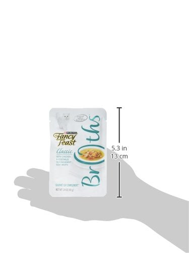 Ingrédients réels Fancy Feast poulet et légumes dans un bouillon riche.