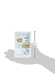 Ingrédients réels Fancy Feast poulet et légumes dans un bouillon riche.