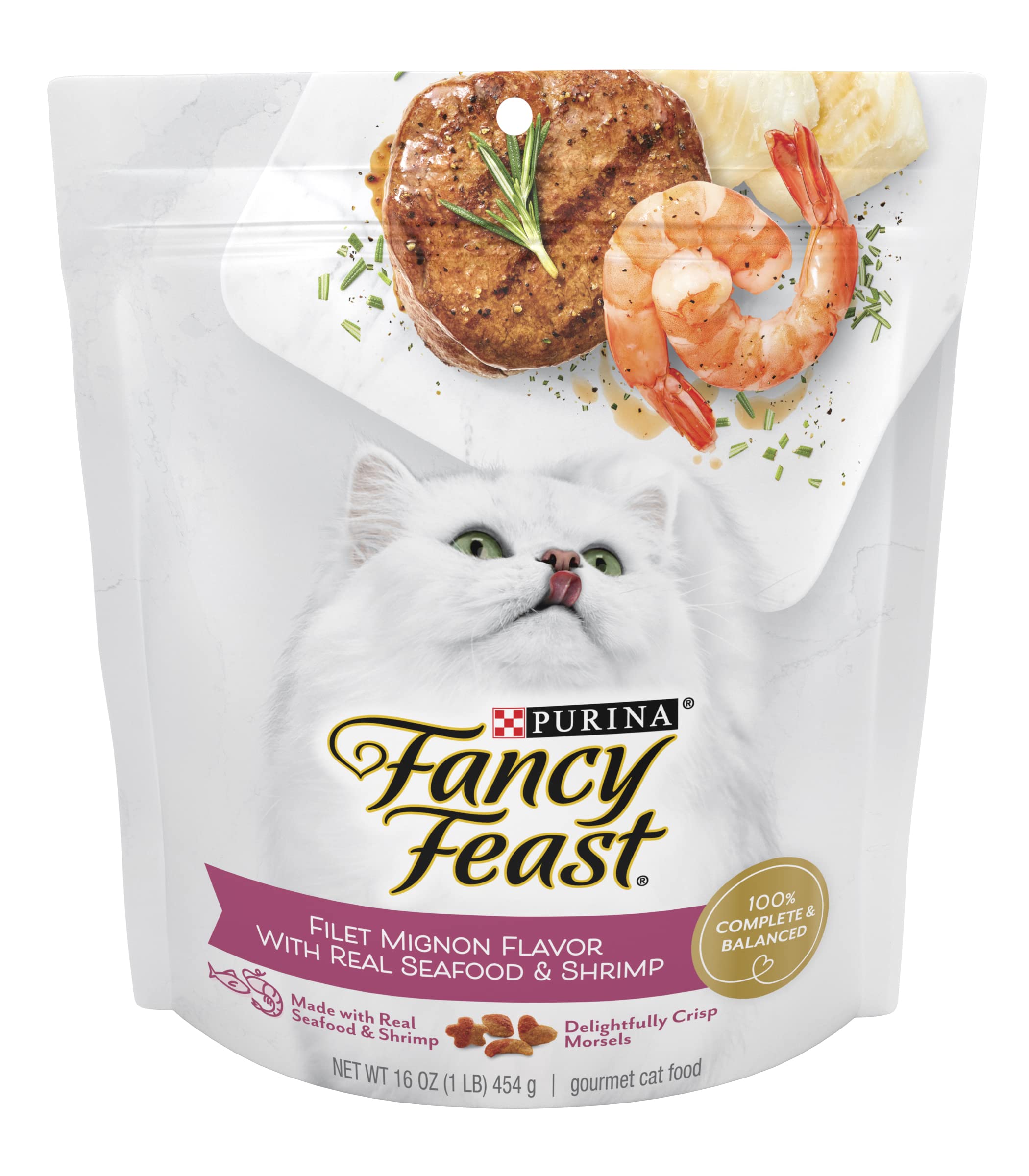 Sachet Fancy Feast Purina révèle filet mignon et fruits de mer, éveillant l'appétit du chat.