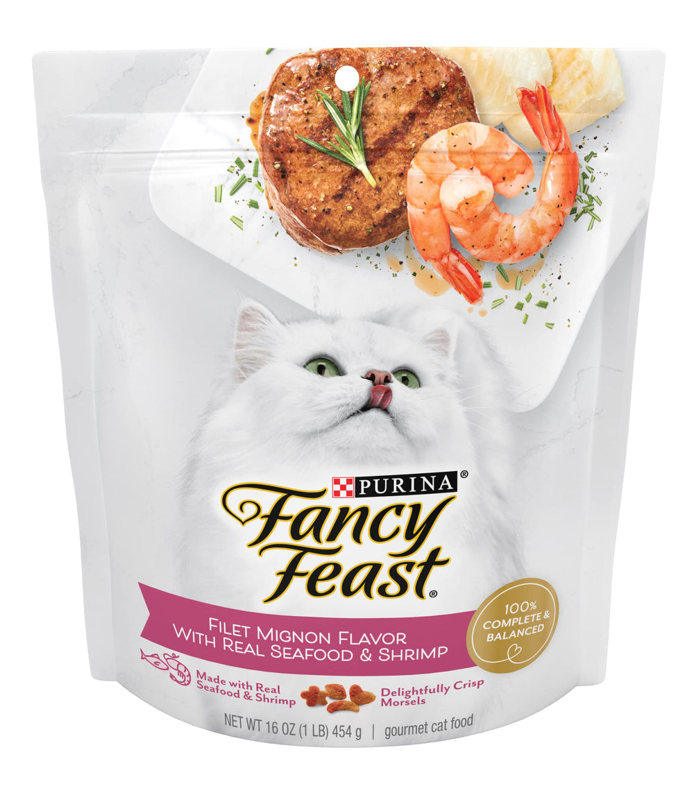 Sachet Fancy Feast Purina révèle filet mignon et fruits de mer, éveillant l'appétit du chat.