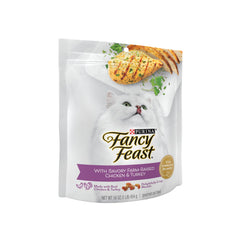 Morceaux de poulet et de dinde visibles dans les croquettes Fancy Feast