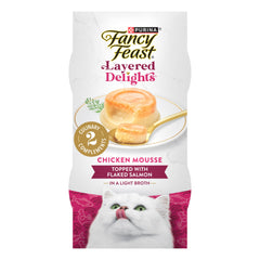 Fancy Feast Layered Delights avec mousse de poulet et saumon en flocons pour chat gourmand.