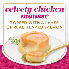 Texture double Fancy Feast Layered Delights mousse poulet et flocons saumon.