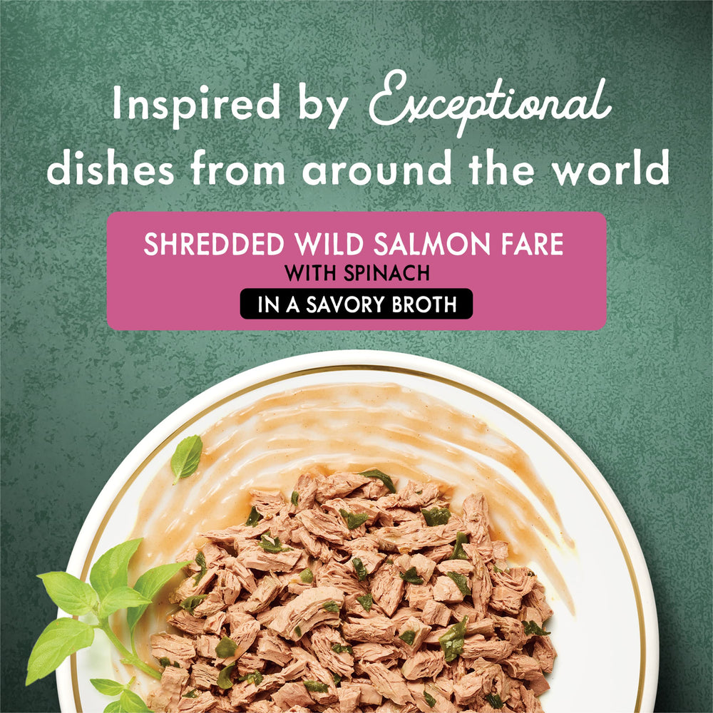 Fancy Feast saumon sauvage effiloché avec épinards, bouillon savoureux, repas nourrissant et pratique.