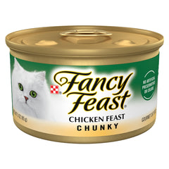 Fancy Feast : morceaux de poulet dans paté soyeux, texture appétissante.