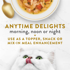 Chat âgé apprécie thon et légumes dans le bouillon satiné Fancy Feast.