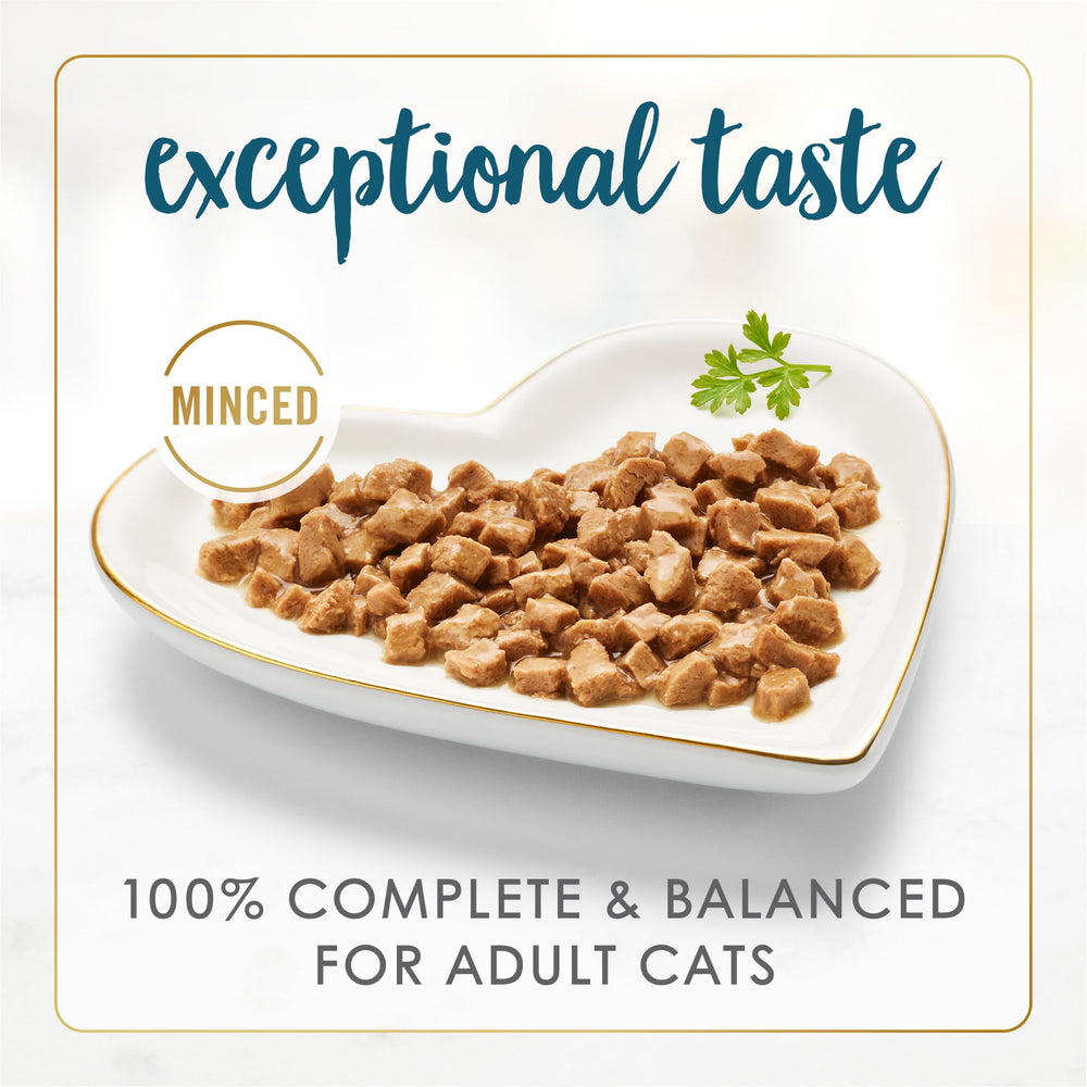 Fancy Feast Senior: thon en sauce mince sur assiette, portions faciles à servir.
