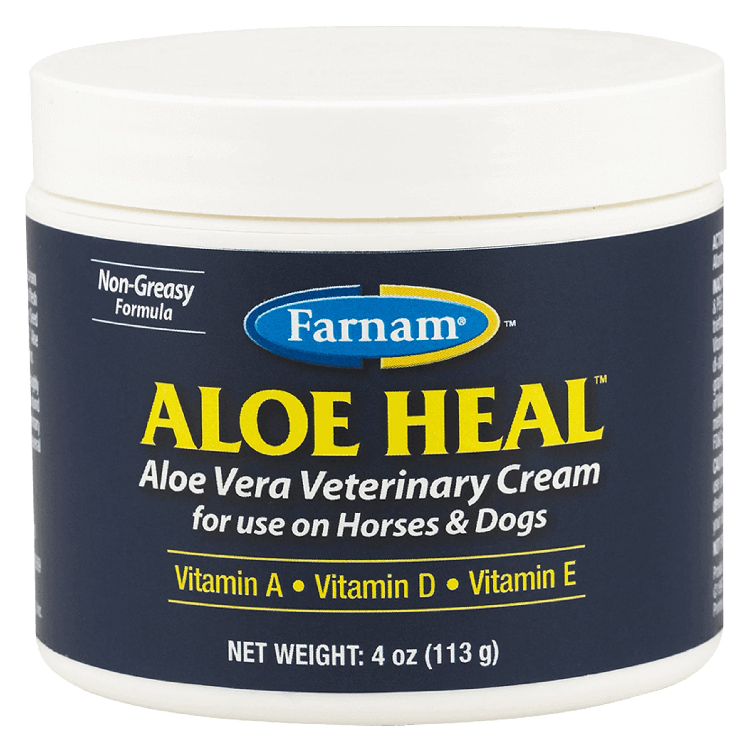 Crème Aloe Heal de Farnam appliquée sur la patte d'un cheval pour apaiser la peau.
