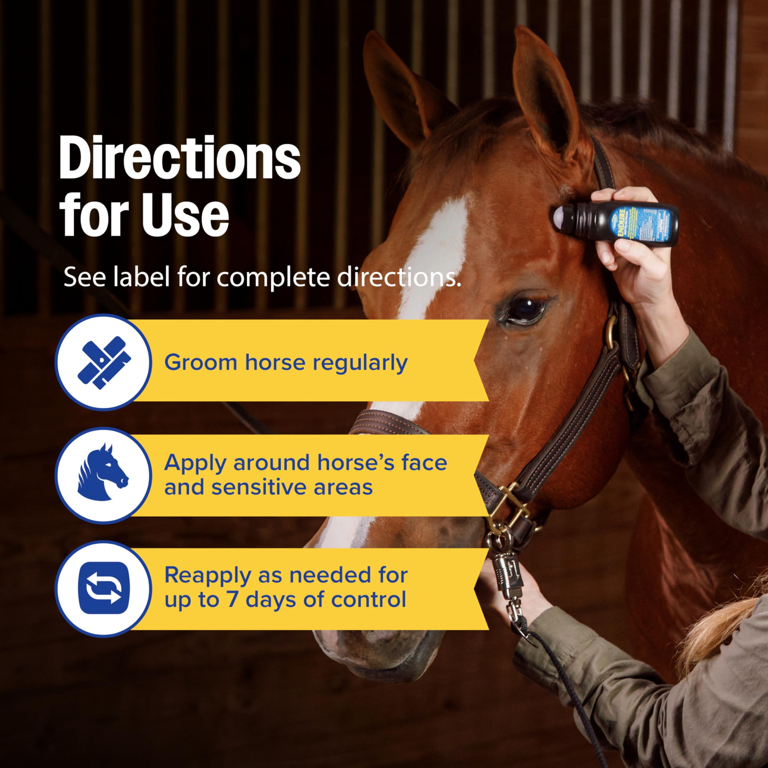 Farnam Endure Roll-On autour des oreilles pour réduire les démangeaisons liées aux insectes.