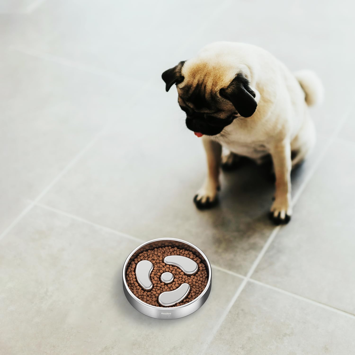 Silicone anti-dérapant et poids stable: le bol Feedoo reste en place.
