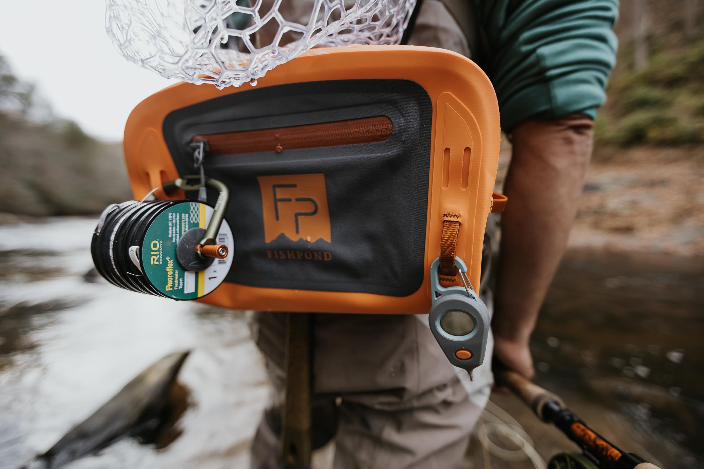 Attache-carabiner pour clipser le Riverkeeper sur le gilet