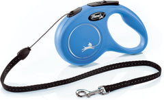 Laisse Flexi New Classic corde rétractable bleue en action apportant un contrôle fiable pour petits chiens.