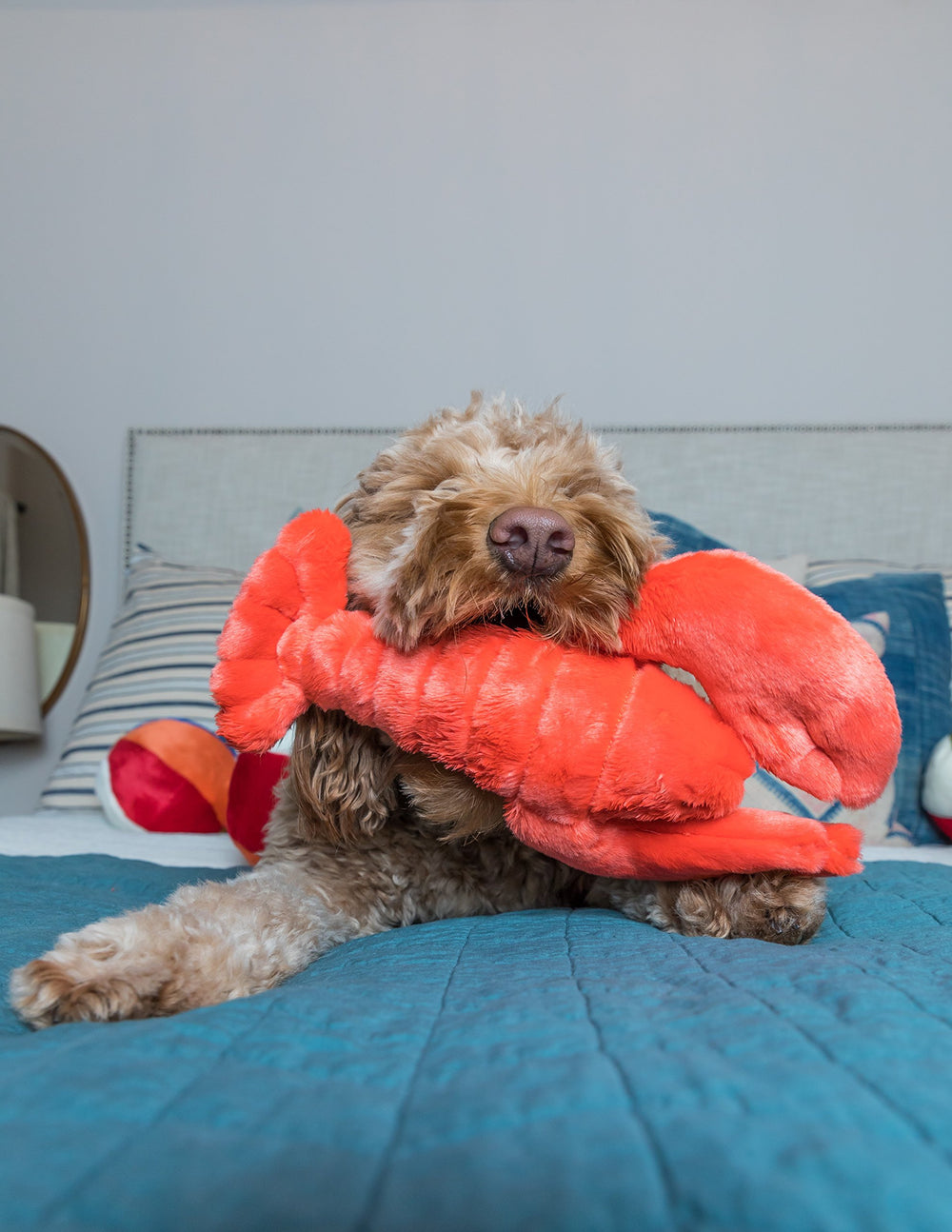 Manny Lobster Fluff & Tuff, yeux brodés pour la sécurité et le jeu surveillé.
